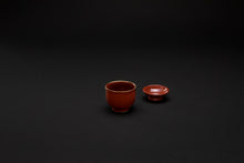 Charger l&#39;image dans la galerie, Petit bol rouge avec couvercle en porcelaine
