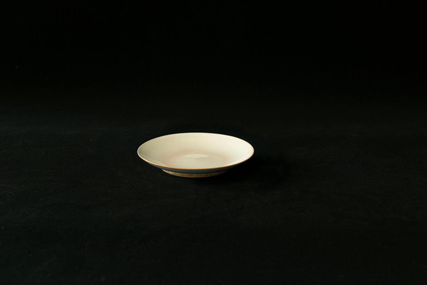Assiette en poterie KOHIKI - Ogata PARIS