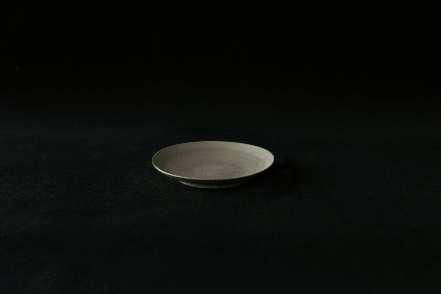 Assiette en poterie KOKUTO - Ogata PARIS