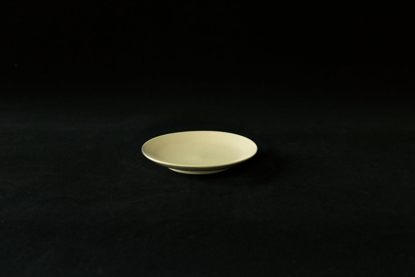 Assiette en poterie KAIYU - Ogata PARIS