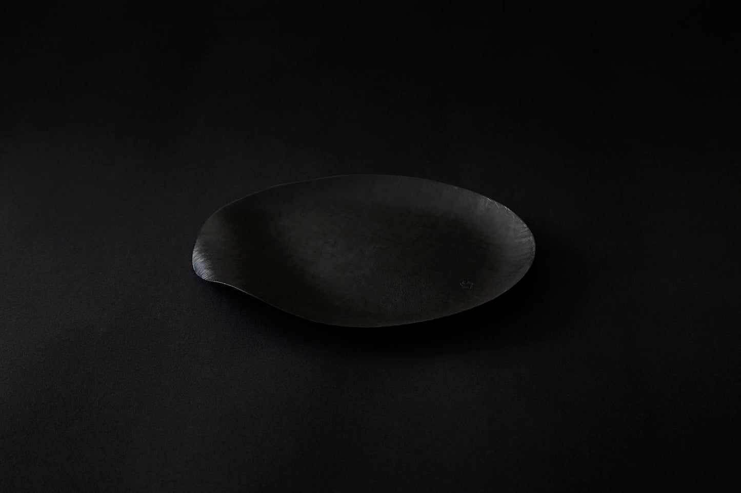 Assiette ronde en papier laquée en noir