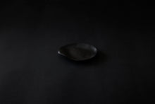 Charger l&#39;image dans la galerie, Assiette ronde en papier laquée en noir 
