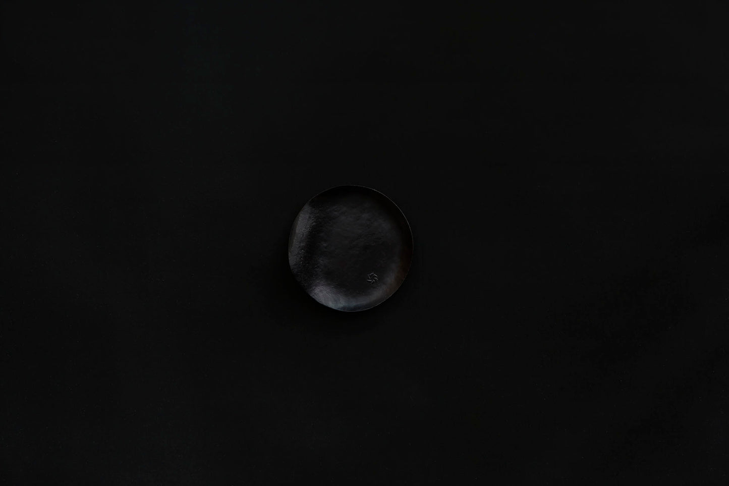 Assiette ronde en papier laquée en noir