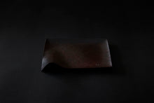 Charger l&#39;image dans la galerie, Assiette carrée en papier laquée en noir sur un vermillon
