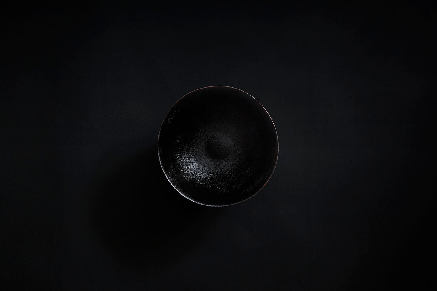 Bol en papier laqué de couleur ambrée sur vermillon