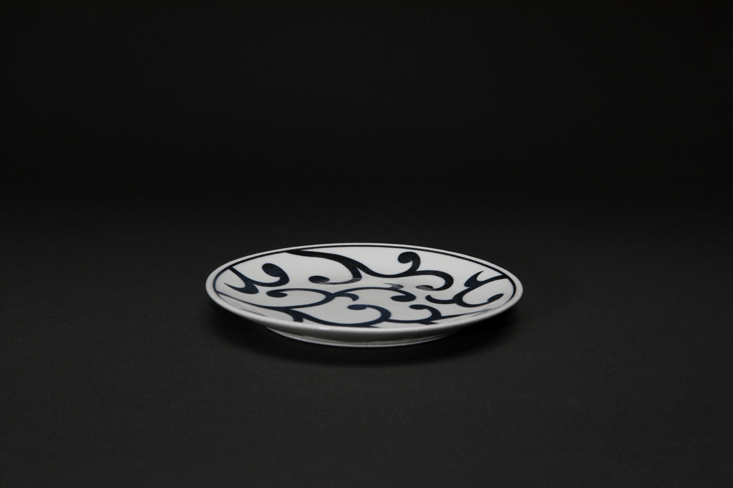 Assiette en porcelaine Karakusamon bleu