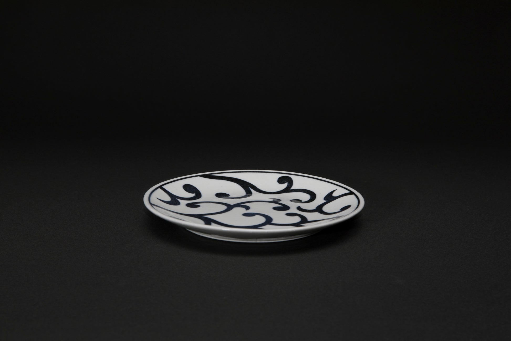 Assiette en porcelaine Karakusamon bleu