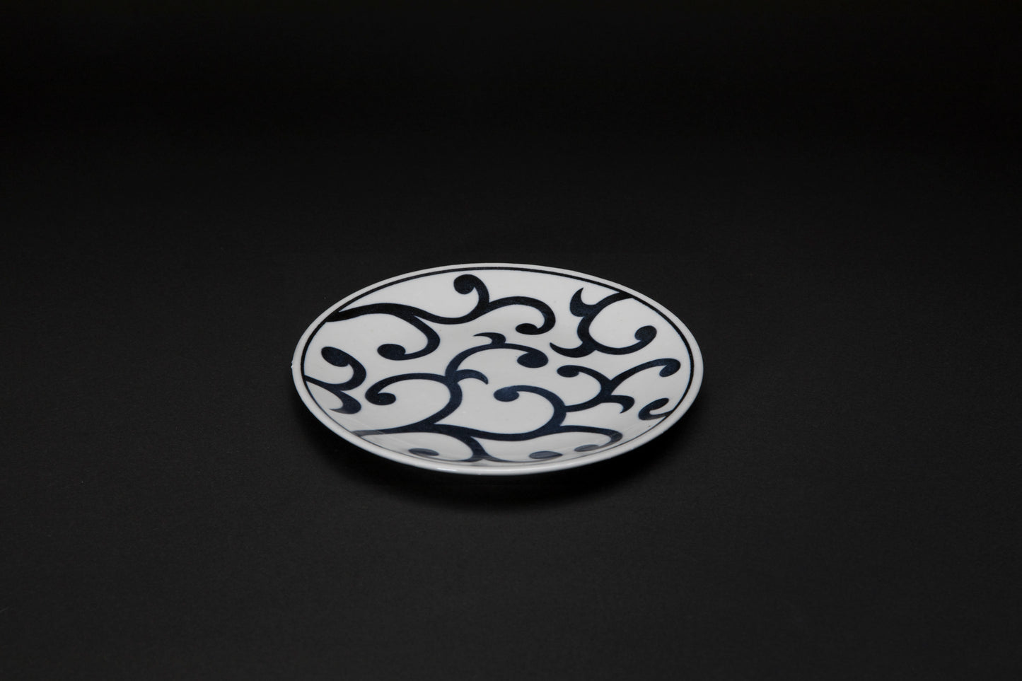 Assiette en porcelaine Karakusamon bleu