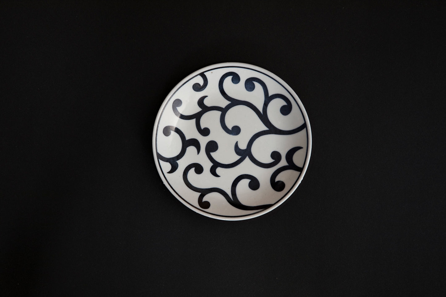 Assiette en porcelaine Karakusamon bleu