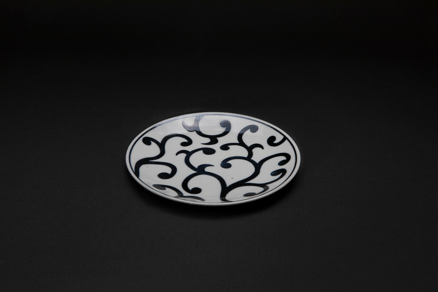 Assiette en porcelaine Karakusamon bleu