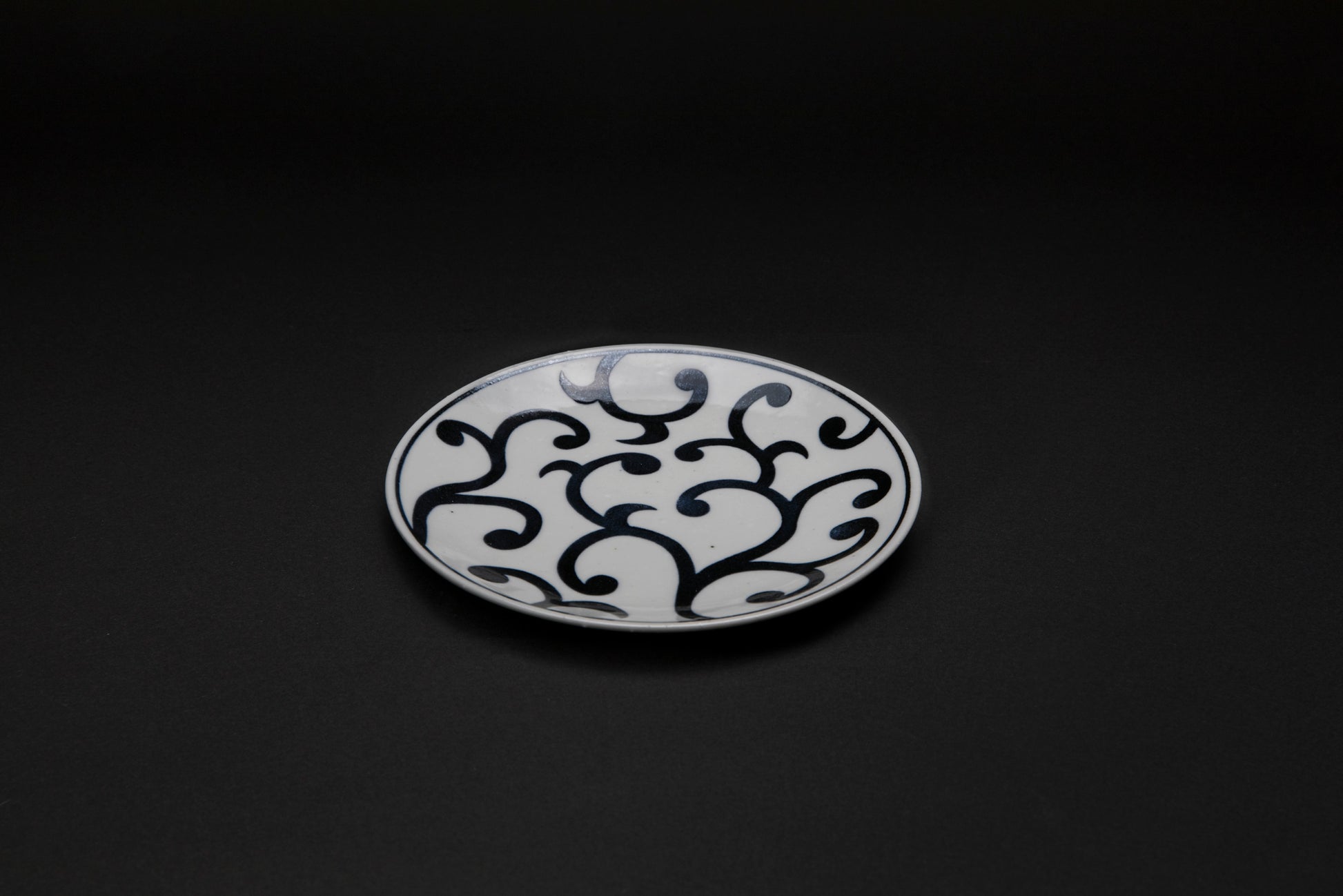 Assiette en porcelaine Karakusamon bleu
