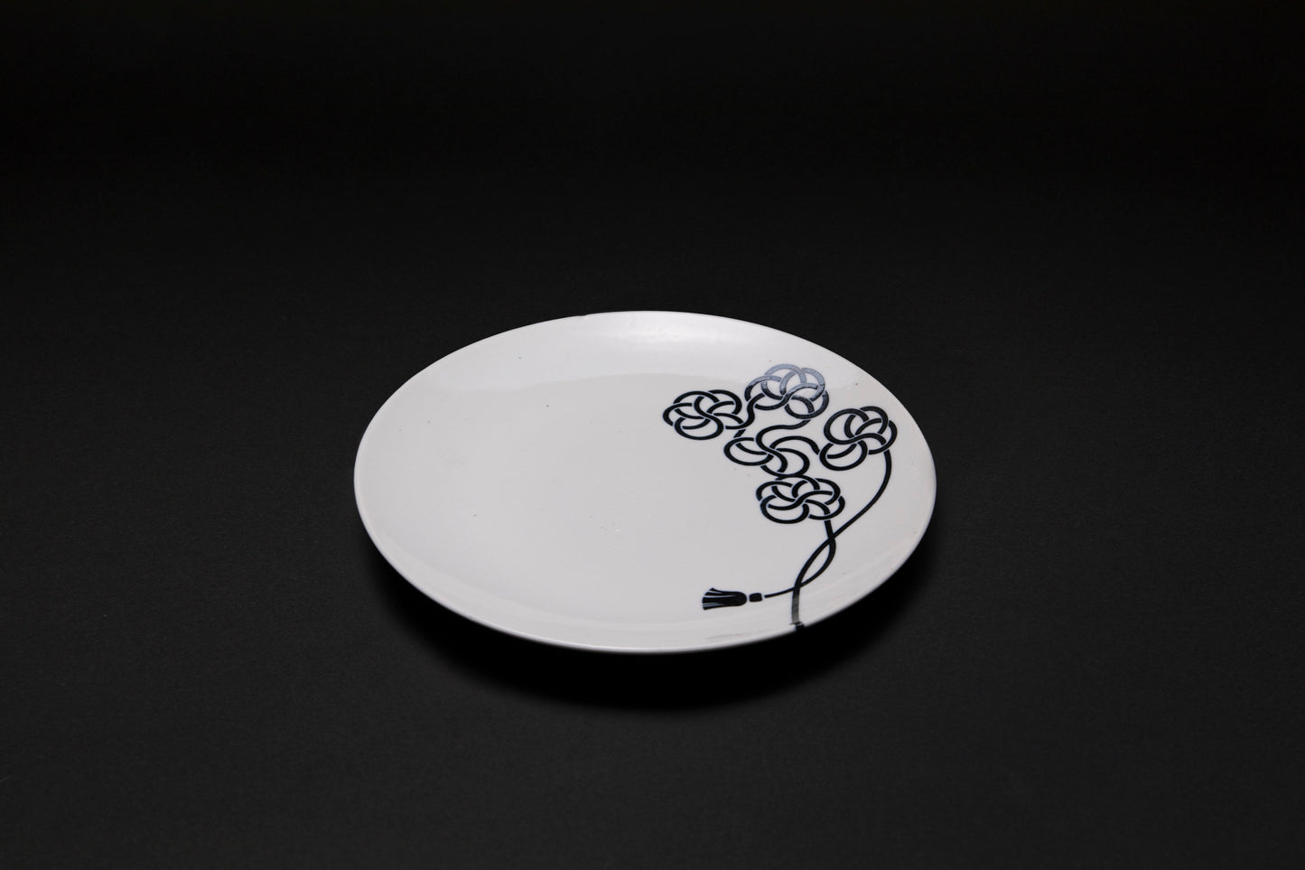 Assiette en porcelaine Tamamusubimon - Ogata PARIS