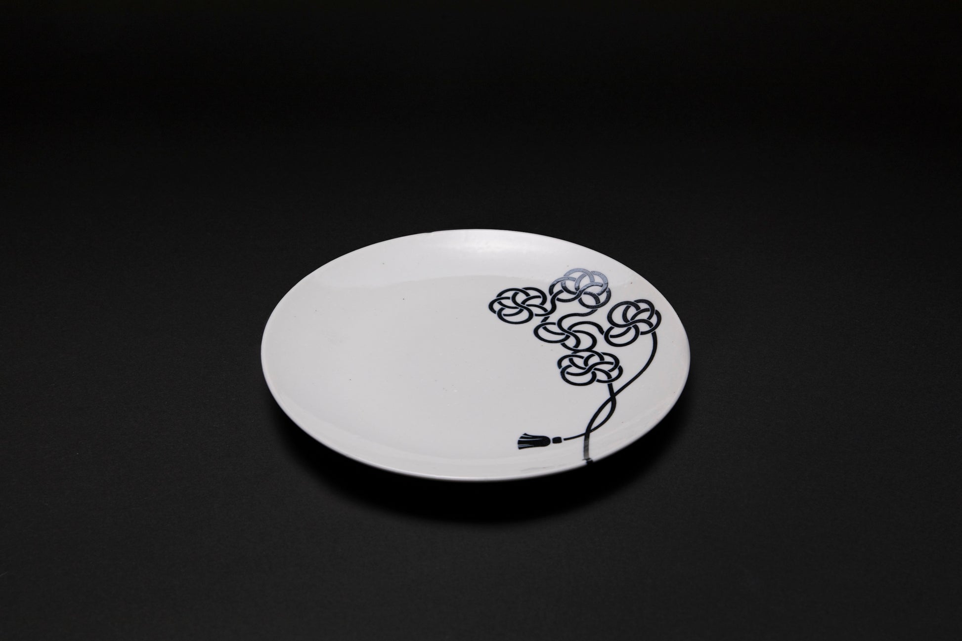 Assiette en porcelaine Tamamusubimon - Ogata PARIS