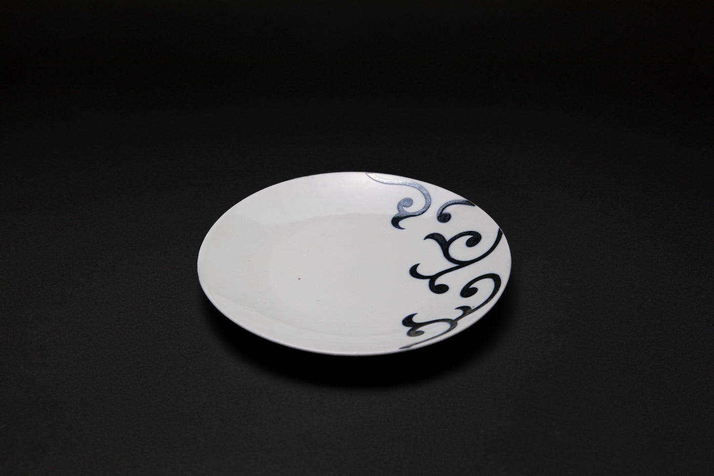 Assiette en porcelaine Karakusamon - Ogata PARIS