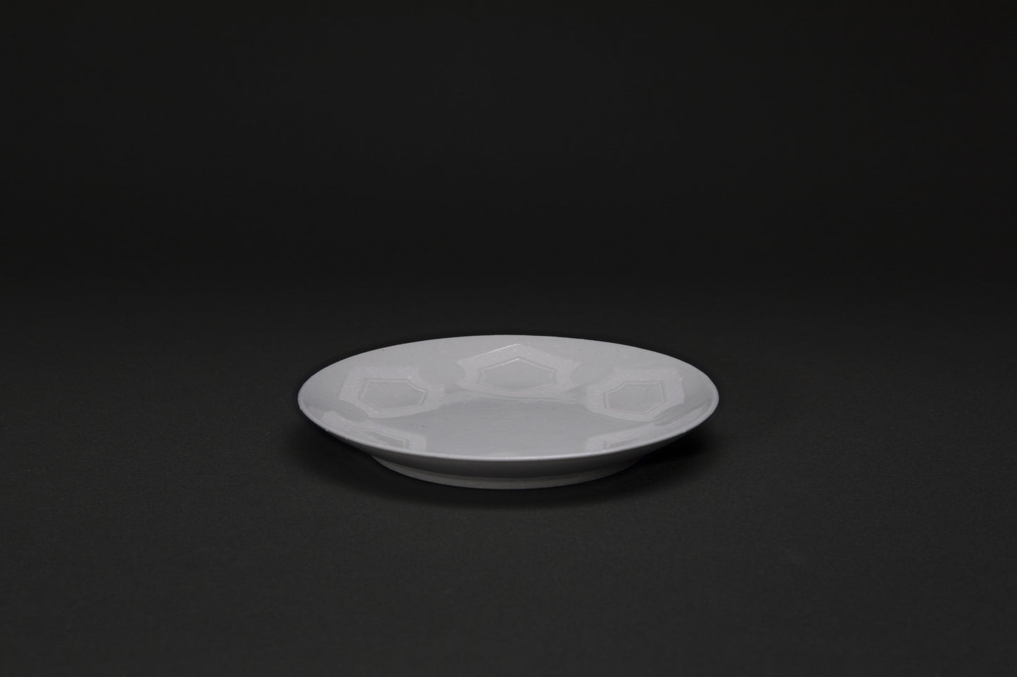 Assiette en porcelaine Rokkamon - Ogata PARIS