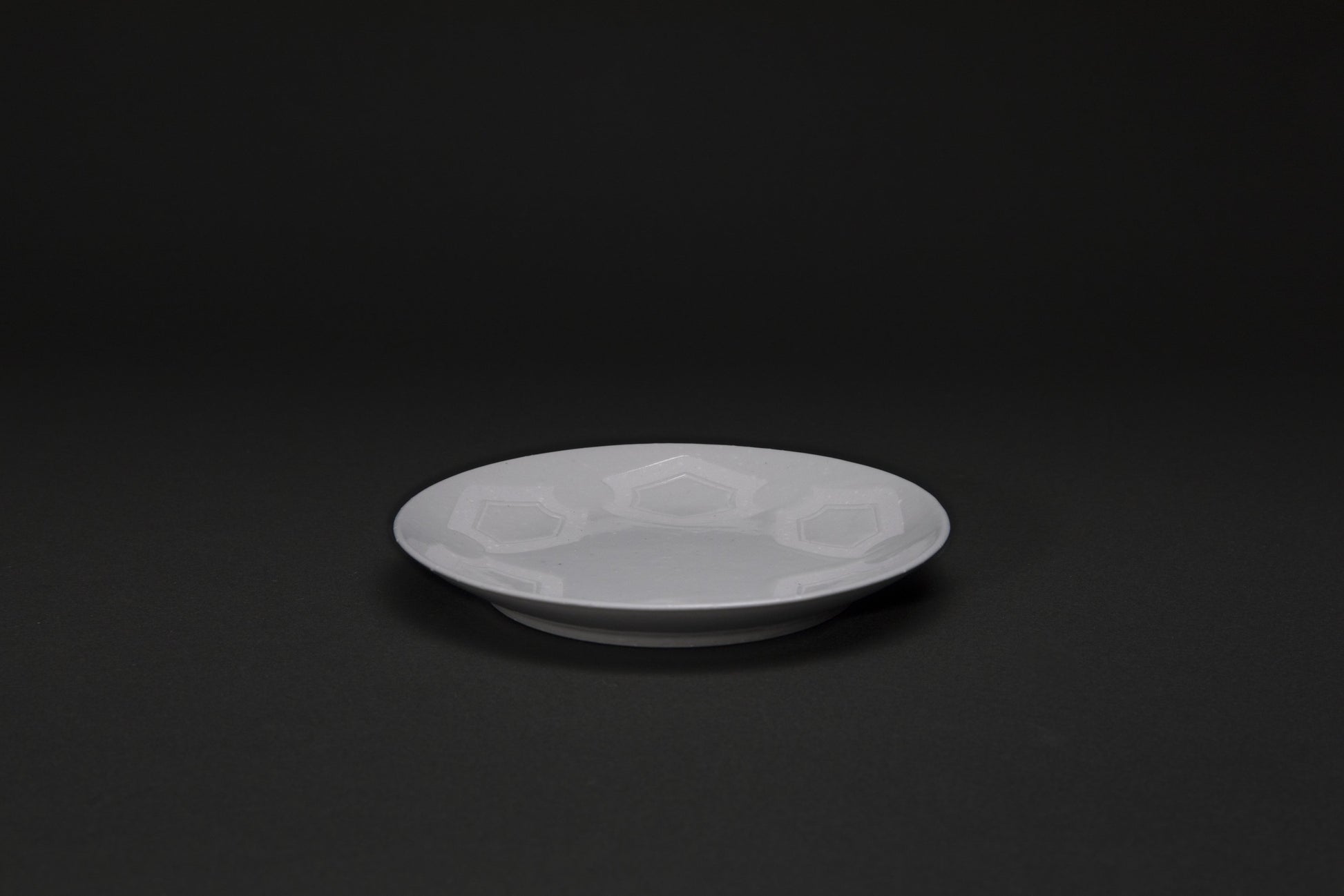 Assiette en porcelaine Rokkamon - Ogata PARIS