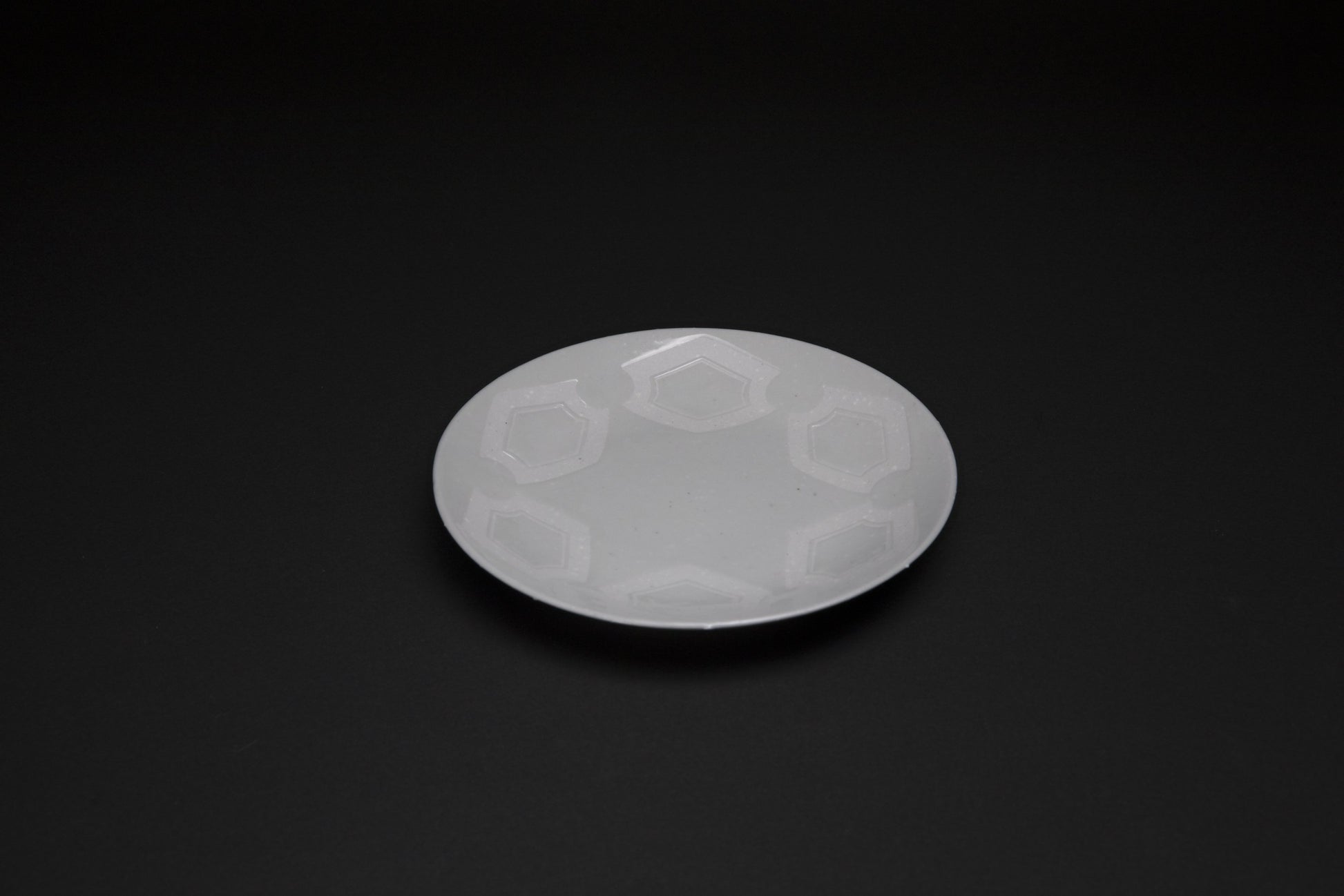 Assiette en porcelaine Rokkamon - Ogata PARIS