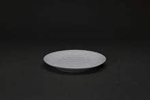 Charger l&#39;image dans la galerie, Assiette en porcelaine Aiushimon - Ogata PARIS
