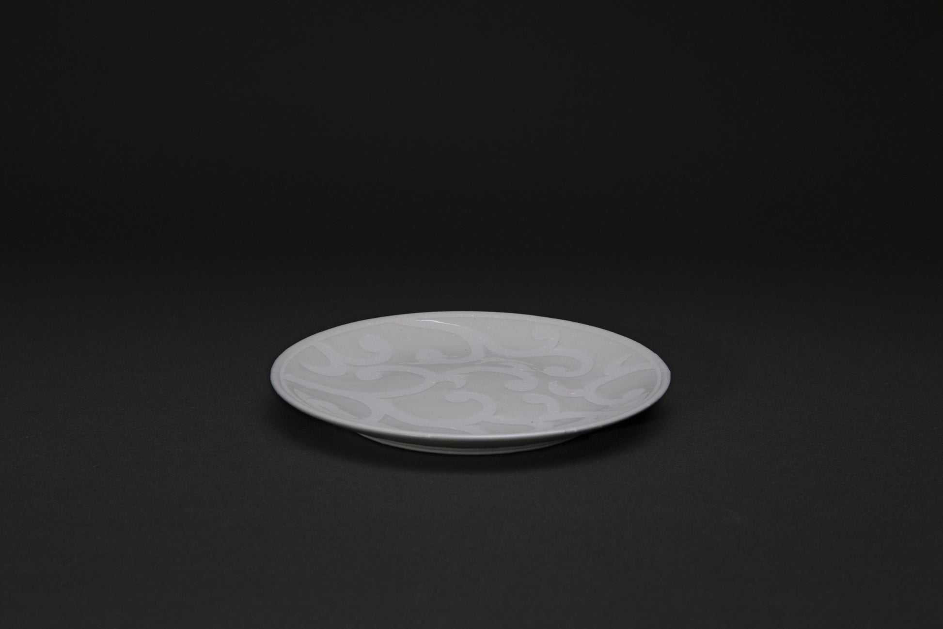 Assiette en porcelaine Karakusamon - Ogata PARIS