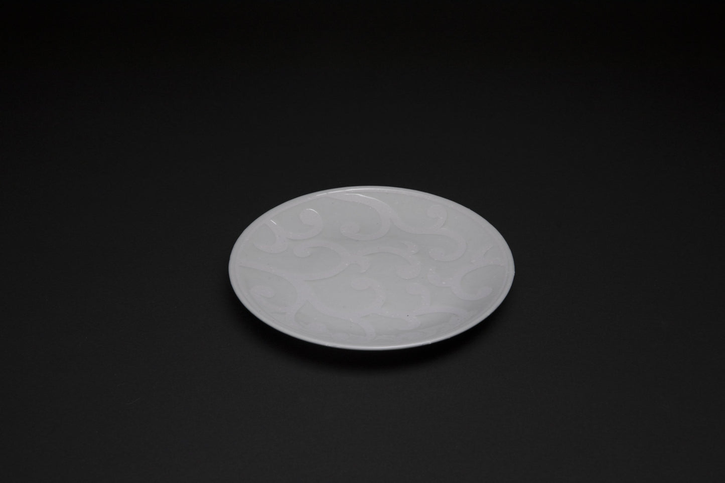 Assiette en porcelaine Karakusamon - Ogata PARIS