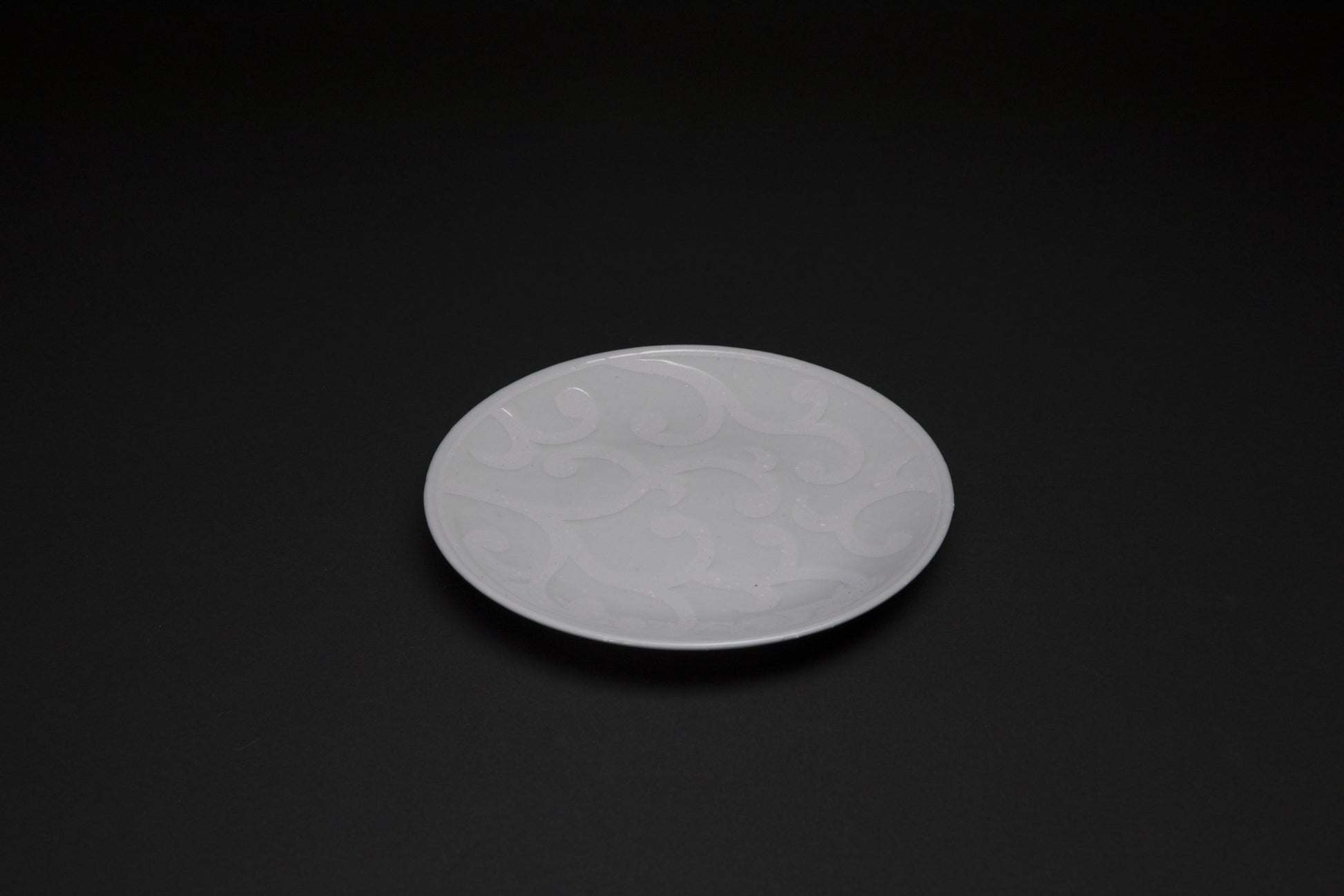 Assiette en porcelaine Karakusamon - Ogata PARIS