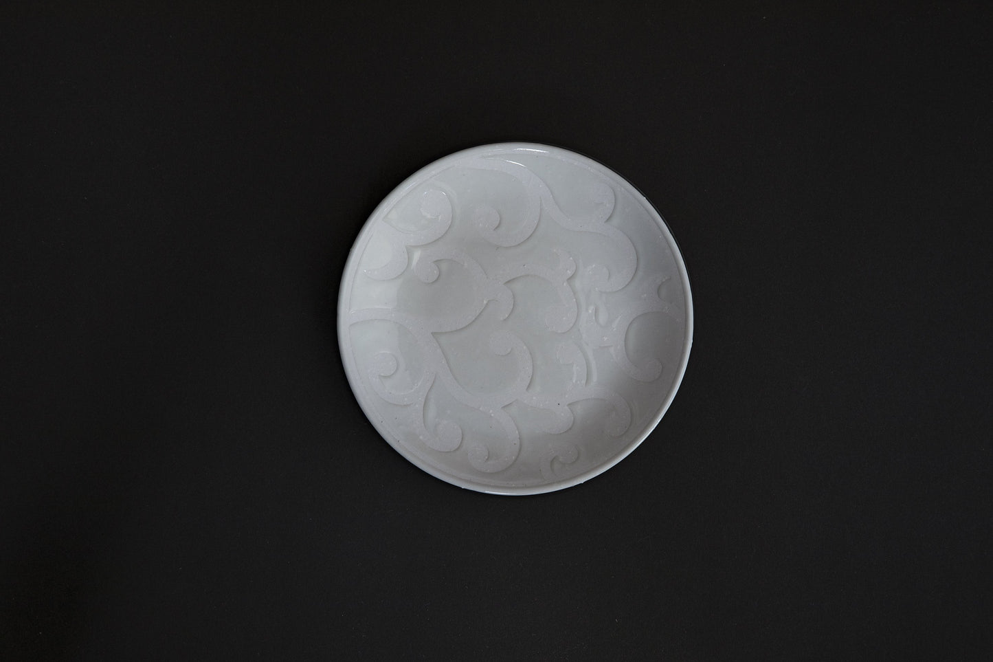 Assiette en porcelaine Karakusamon - Ogata PARIS