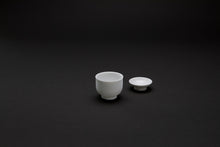 Charger l&#39;image dans la galerie, Petit bol blanc avec couvercle en porcelaine
