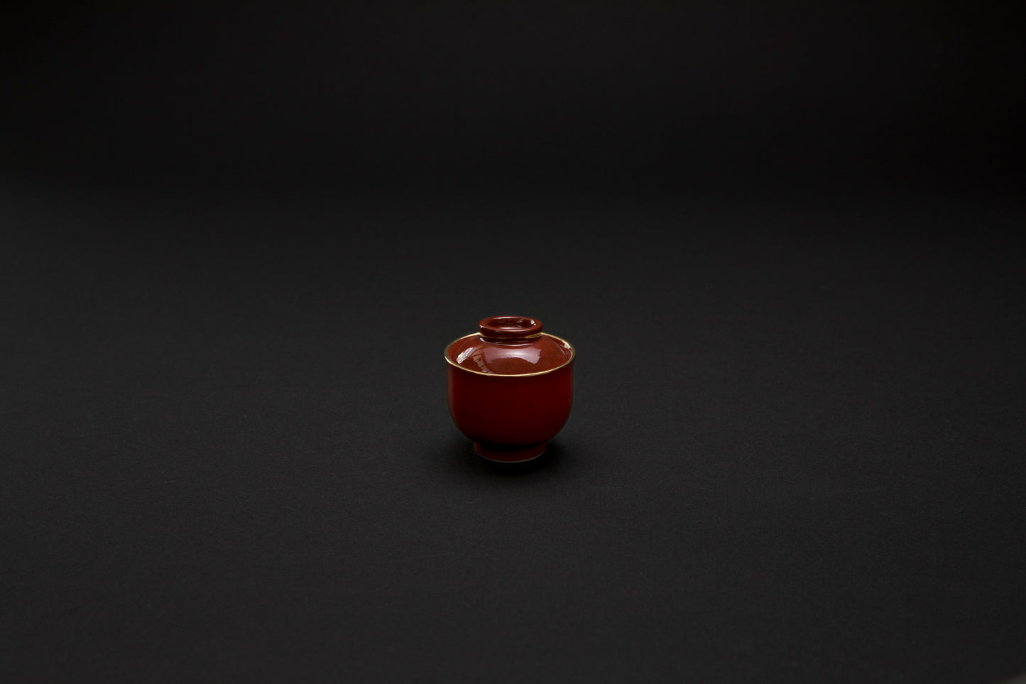 Petit bol rouge avec couvercle en porcelaine