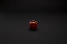 Charger l&#39;image dans la galerie, Petit bol rouge avec couvercle en porcelaine
