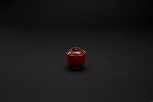 Petit bol rouge avec couvercle en porcelaine