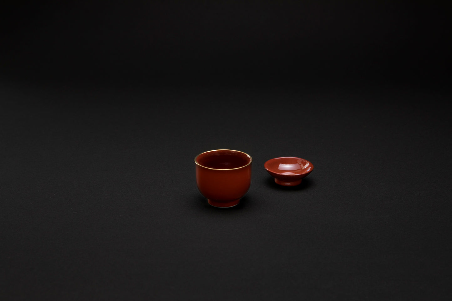 Petit bol rouge avec couvercle en porcelaine