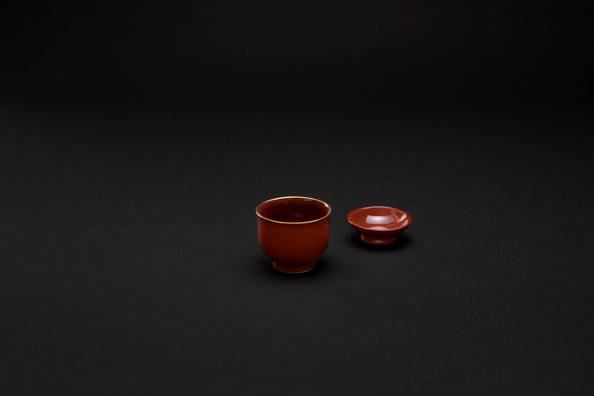 Petit bol rouge avec couvercle en porcelaine