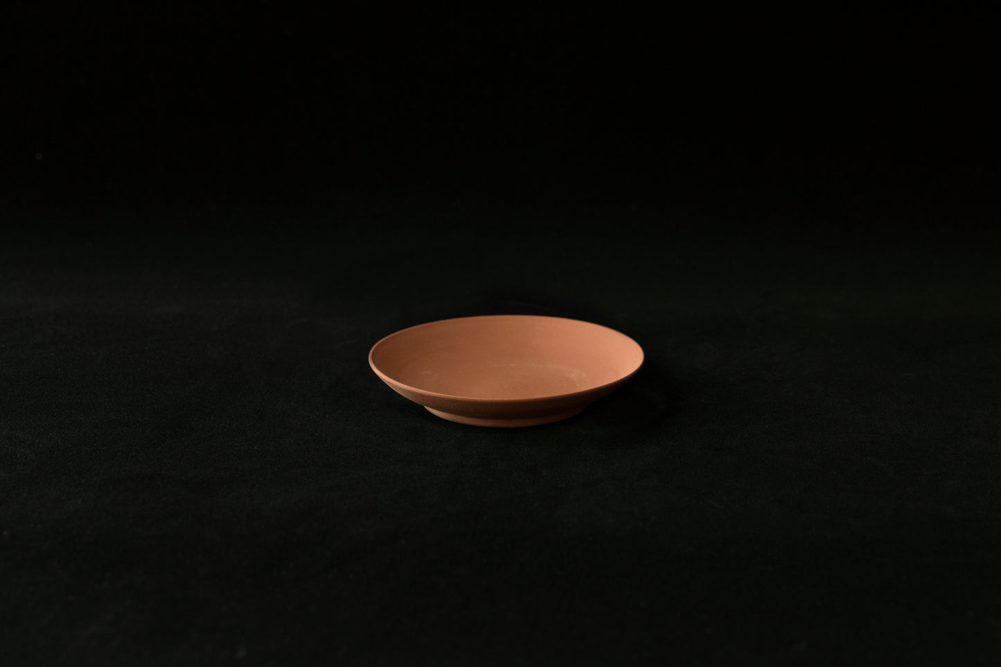 Assiette en poterie AKATSUCHI - Ogata PARIS