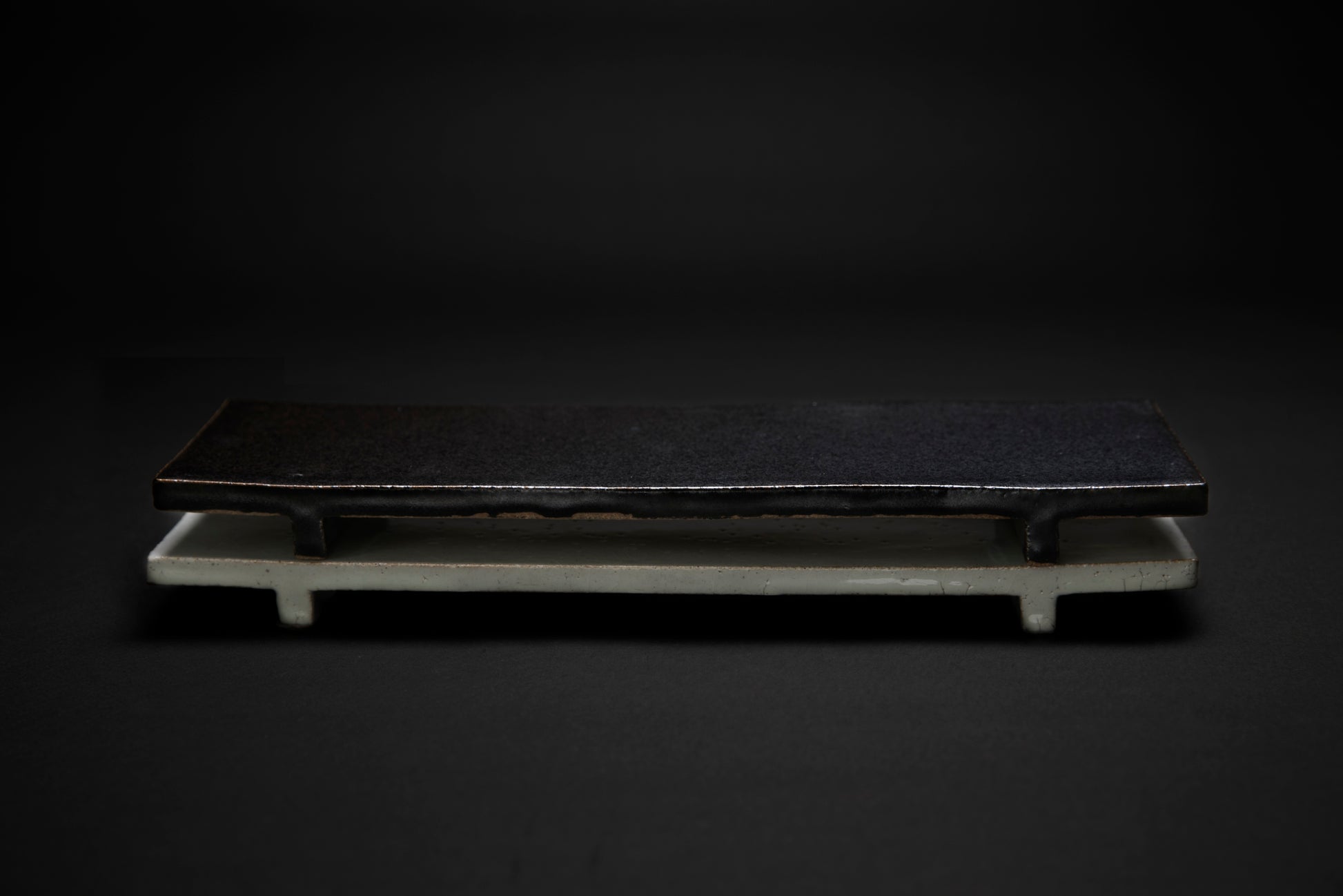 Plat rectangle avec pieds