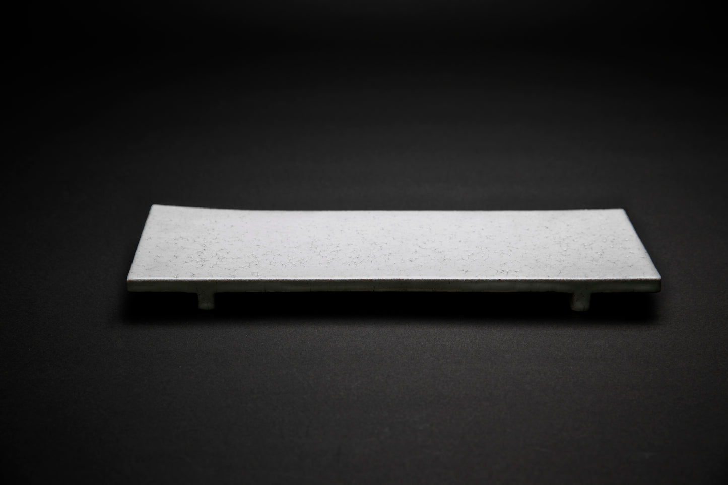 Plat rectangle blanc avec pieds