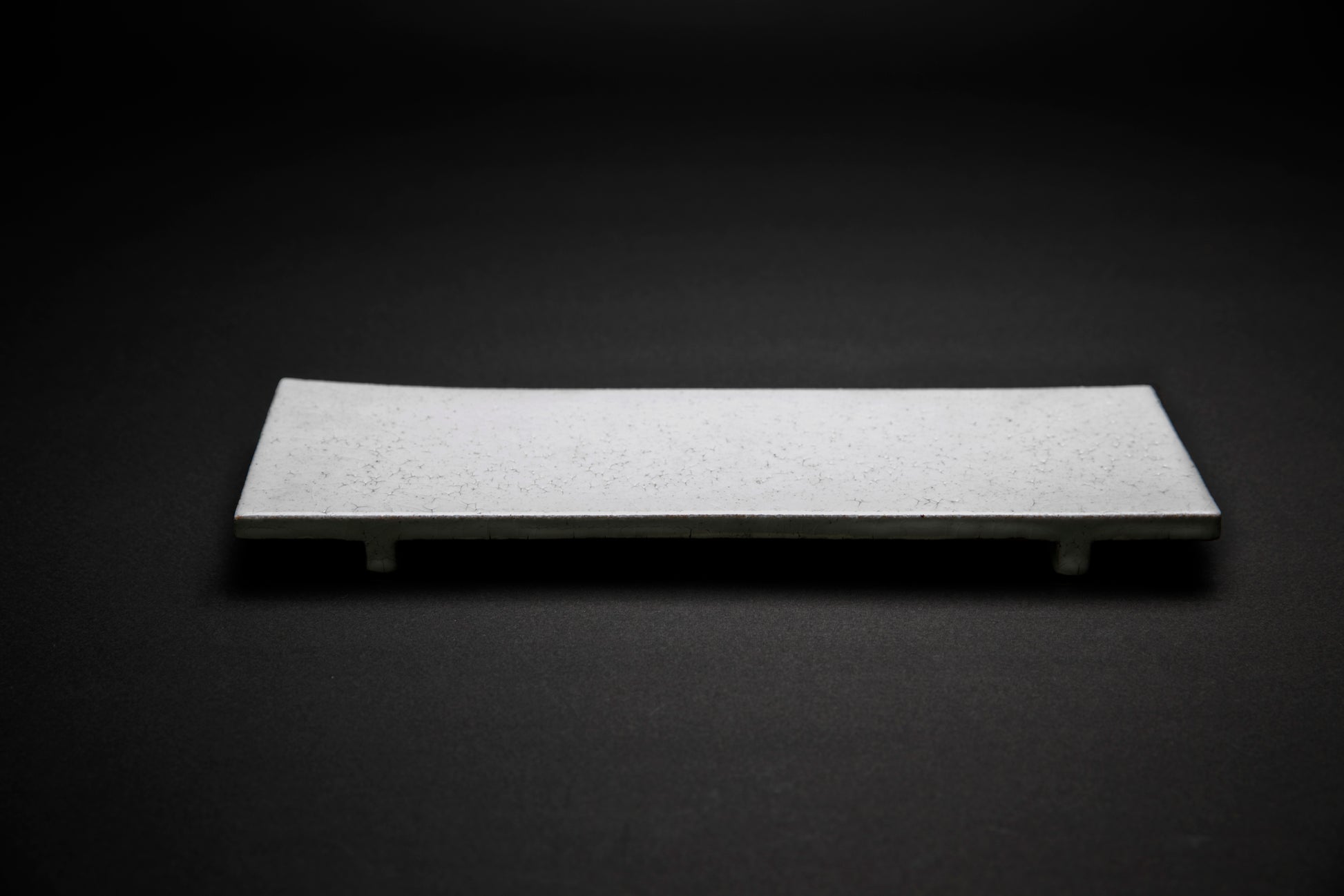 Plat rectangle blanc avec pieds