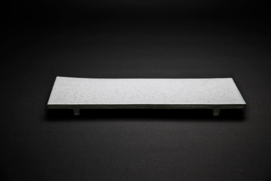 Plat rectangle blanc avec pieds