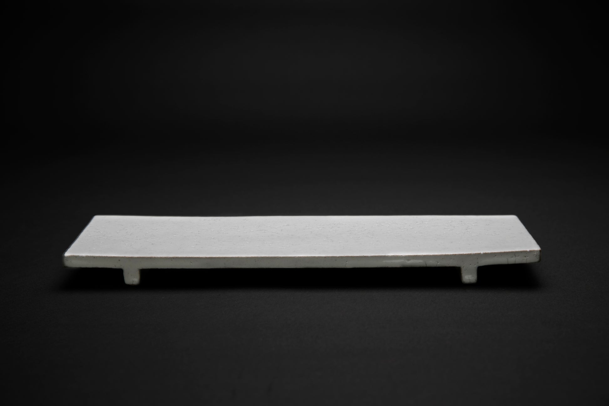 Plat rectangle blanc avec pieds