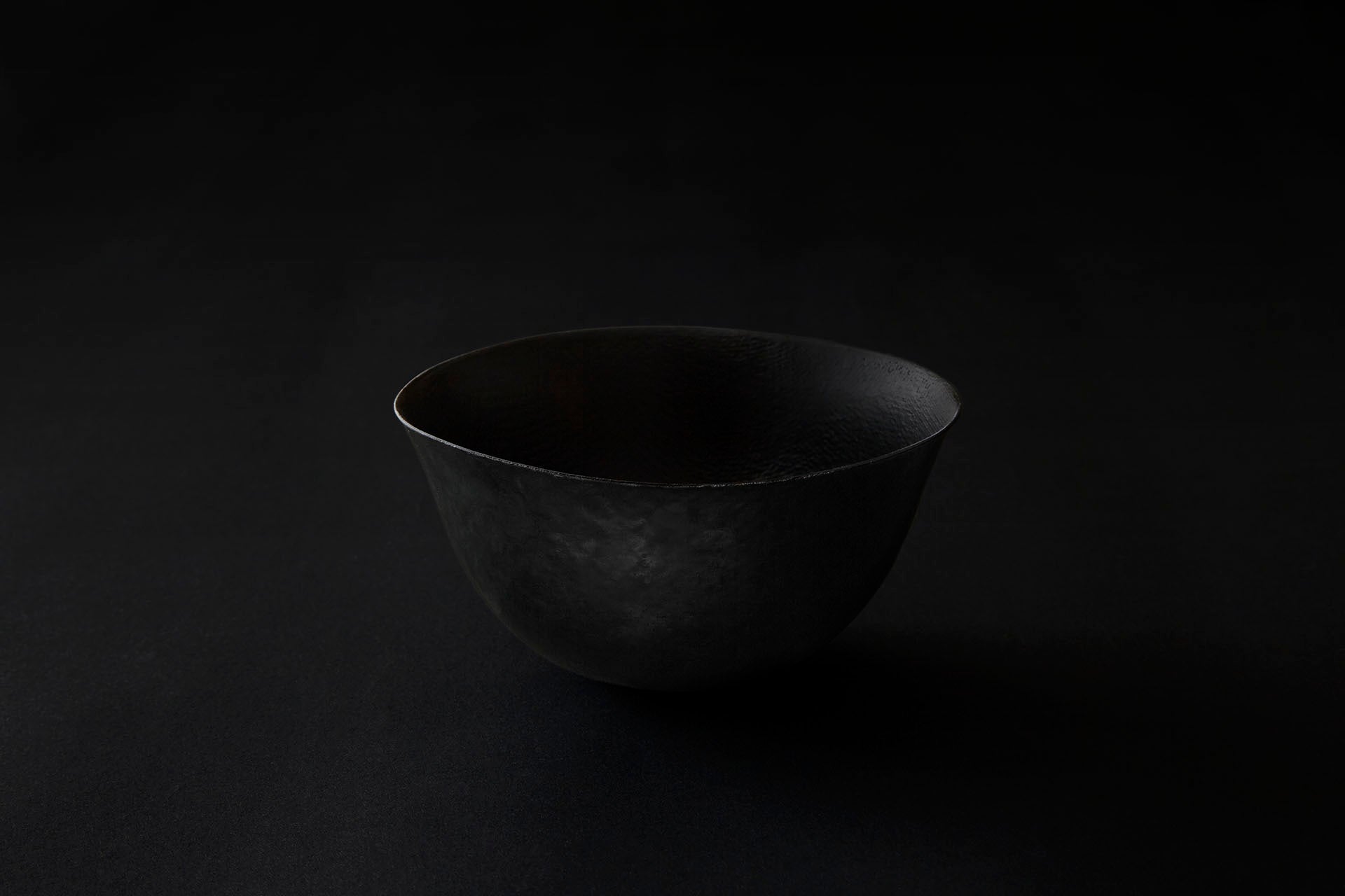 Bol en papier laqué en noir 