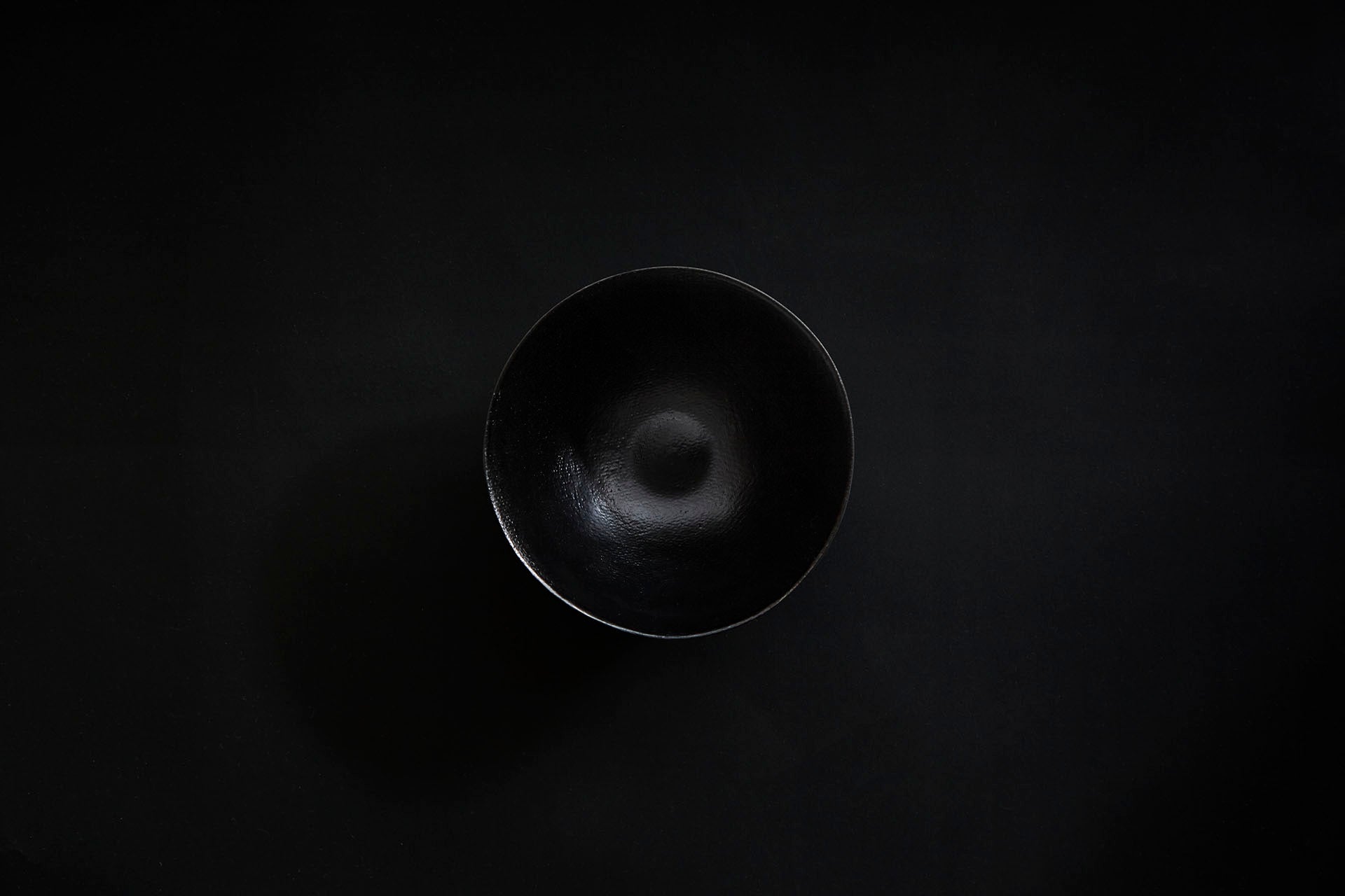 Bol en papier laqué en noir 