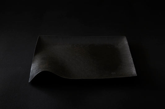 Assiette carrée en papier laquée en noir