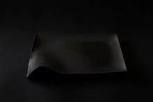 Load image into Gallery viewer, Assiette carrée en papier laquée en noir
