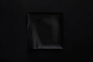 Assiette carrée en papier laquée en noir