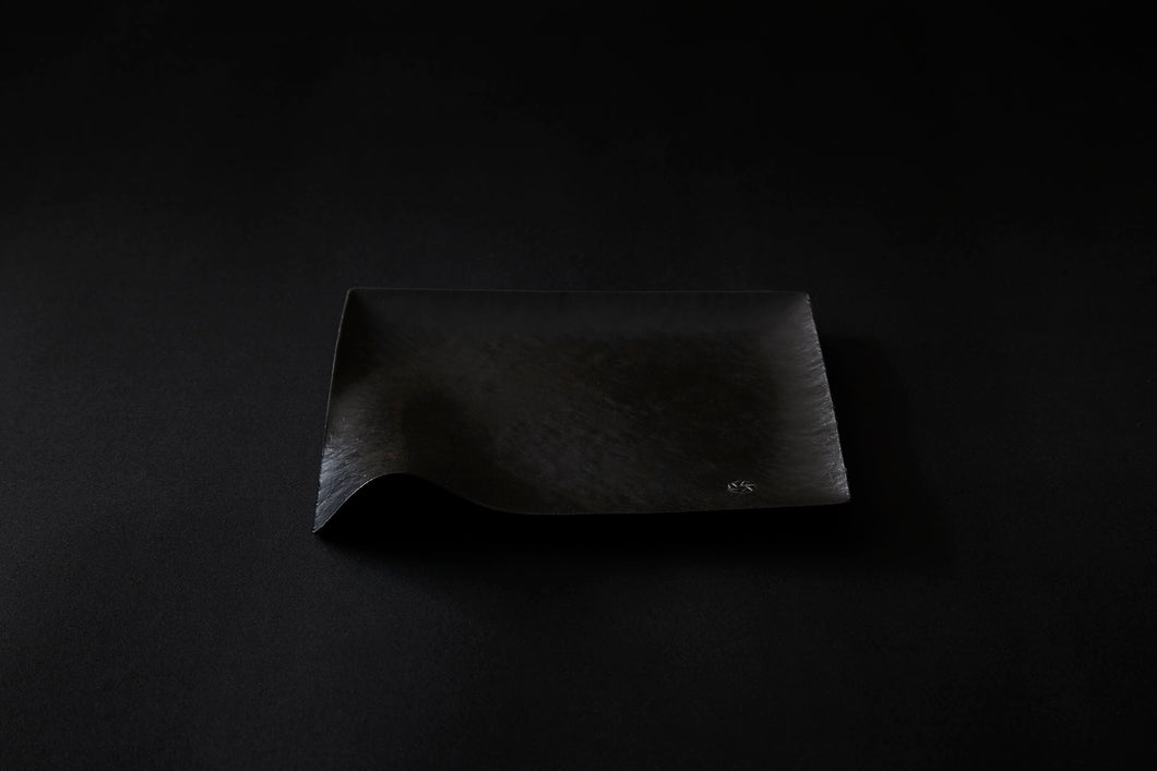 Assiette carrée en papier laquée en noir