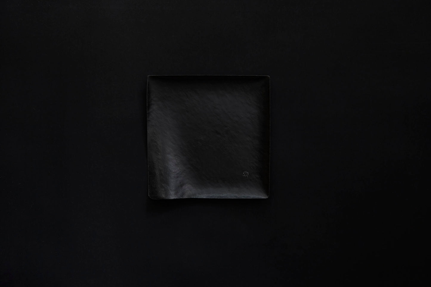 Assiette carrée en papier laquée en noir