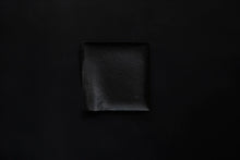 Load image into Gallery viewer, Assiette carrée en papier laquée en noir
