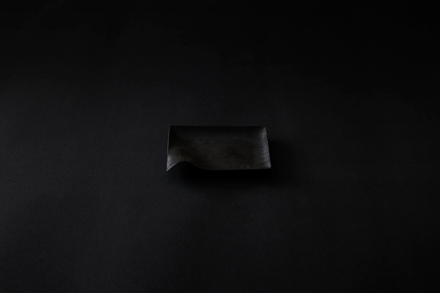 Assiette carrée en papier laquée en noir