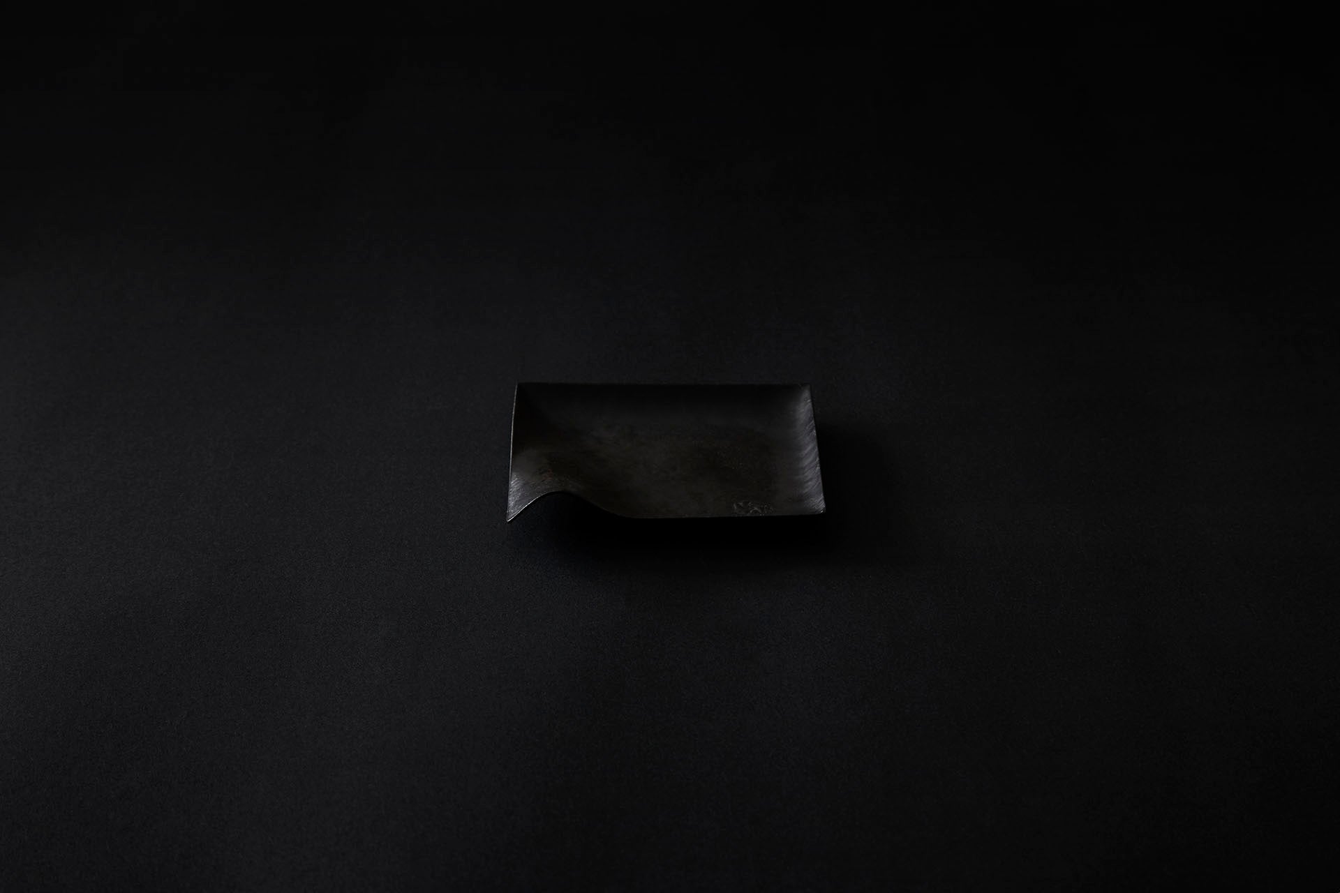 Assiette carrée en papier laquée en noir