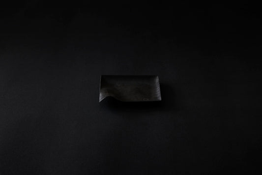 Assiette carrée en papier laquée en noir