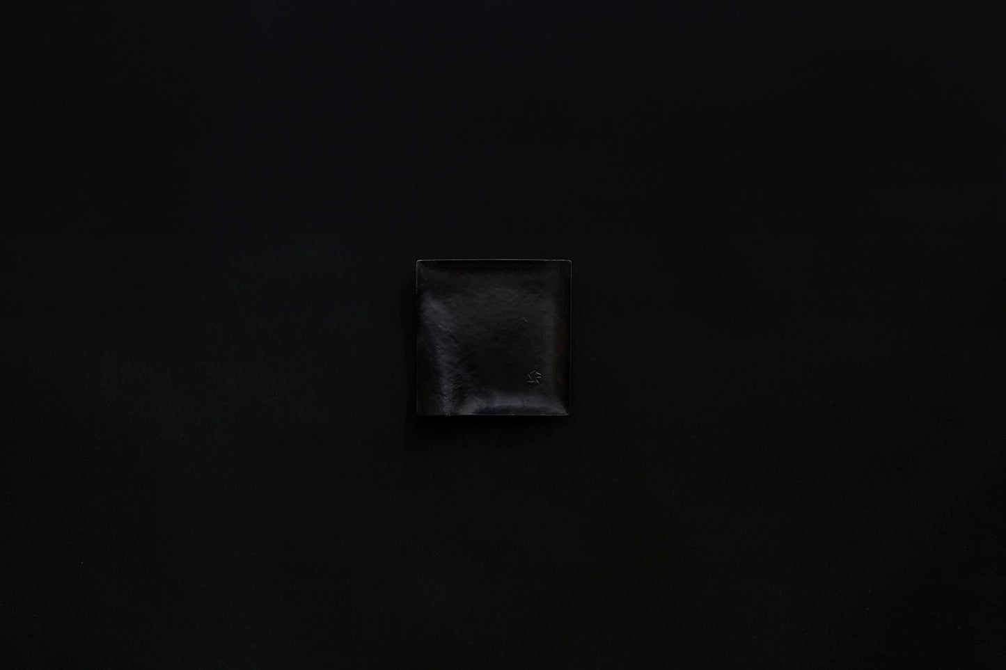 Assiette carrée en papier laquée en noir